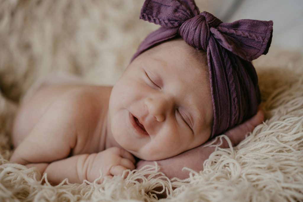 Bebé sonriendo con alegría